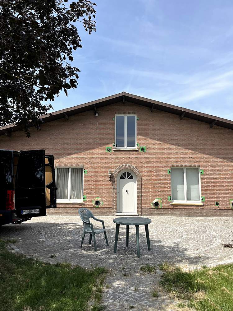 De bestelwagen van HEGI Projects staat voor de woning van de klant
