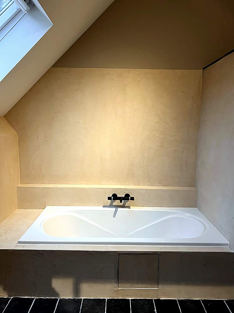 Inbouwbad in een nis afgewerkt in Mortex